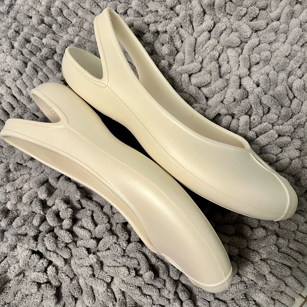 CROCS Cream Flats - Picture 3 of 10